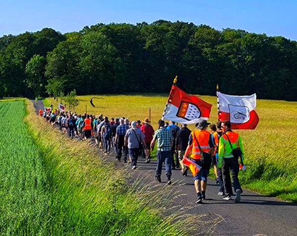 Quelle: Wallfahrtsverein Köln‑Porz‑Urbach e.V. Pilgergruppe Köln-Porz-Urbach auf dem Pilgerweg nach Walldürn