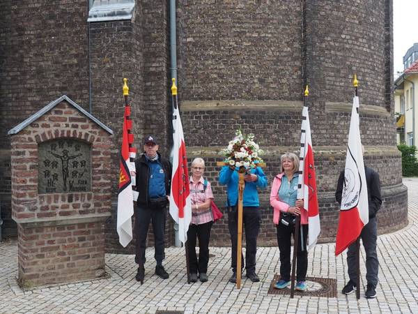 Quelle: Wallfahrtsverein Köln‑Porz‑Urbach e.V. Start der Pilgergruppe Köln mit Fahnen