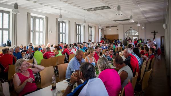 MIttagessen im Pfarrsaal während der Fahrradwallfahrt