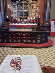 Quelle: Achim Dörr, Walldürn Gebetsbuch mit Rosenkranz; Im Hintergrund: Blutaltar in der Wallfahrtsbasilika Walldürn