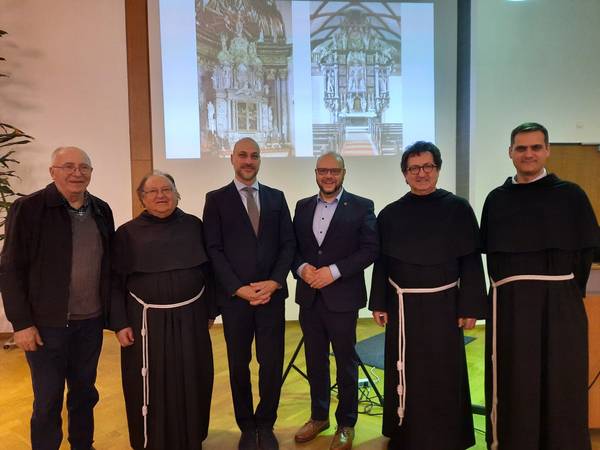 Walldürner Patres und Bürgermeister Meikel Dörr mit Festredner Cornelius Lange